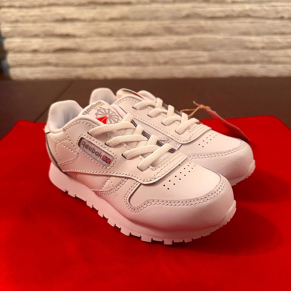 NWT Unisex Classic Reebok Leather Shoes - Toddler, Size 9, White - Picture 2 of 10